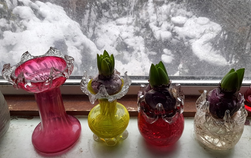 vases with pronged trailing